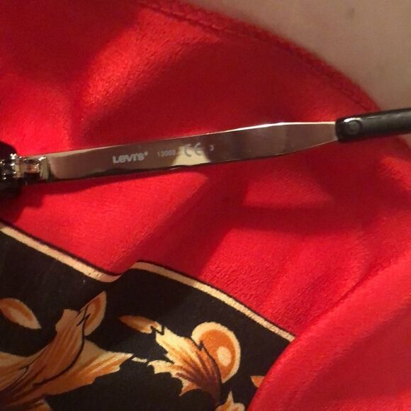 LEVI’S Ladies Black Fashion Sunglasses Sunnies - Picture 3 of 6